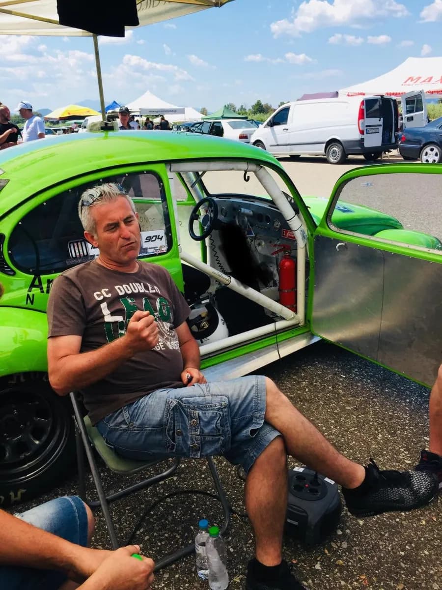 Ο ιδρυτής της Theodoridis Tuning δίπλα σε αγωνιστικό VW Beetle