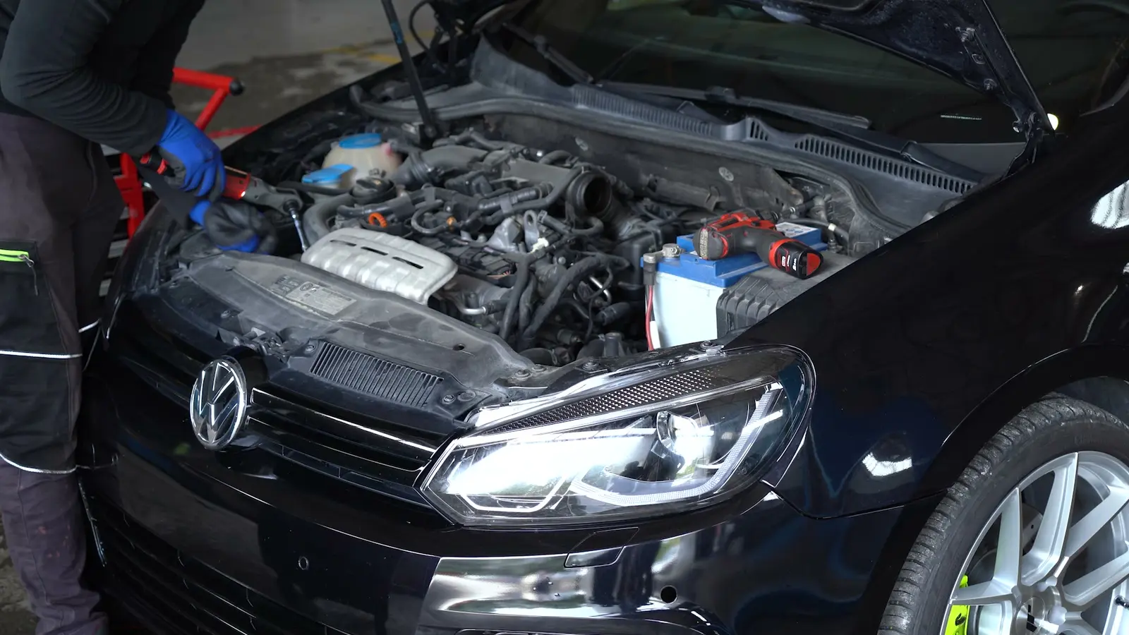 Χώρος κινητήρα VW Golf TSI στο συνεργείο